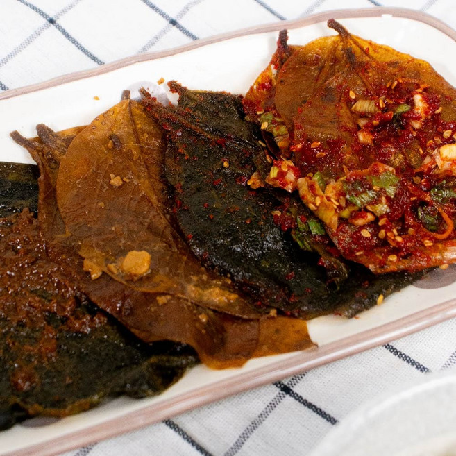 단풍콩잎 짱아치 별미반찬 밥도둑 순창 된장 콩잎 장아찌 500g, 단풍양념콩잎장아찌 500g 1통