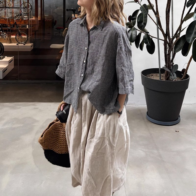 퀸앤조이 여성 봄여름 빅사이즈 린넨 100% 블라우스 린넨의 계절 미오제 뒷버튼 잔체크 셔츠