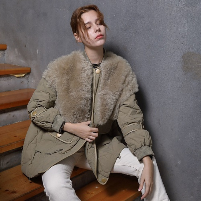 겨울 여성 울 패딩 하프 와이드 화이트 오리털 야구점퍼 리얼 울 패치 밀리터리 그린 패딩입니다