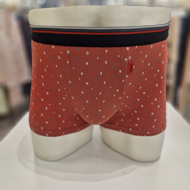 비비안 로고 알파벳 프린트로 심플하면서 트랜디한 느낌을 주는 부드럽고 편안한 남성드로즈