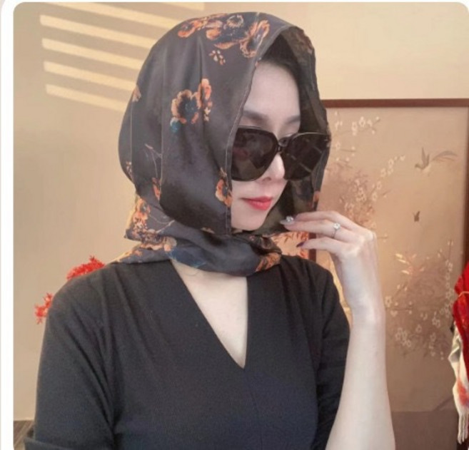 女士連帽圍巾春夏薄款防曬披肩 包頭巾百搭透氣飄帶頭巾帽 休閒旅遊日常穿搭多用途 #黑底傲雪寒梅 #均碼