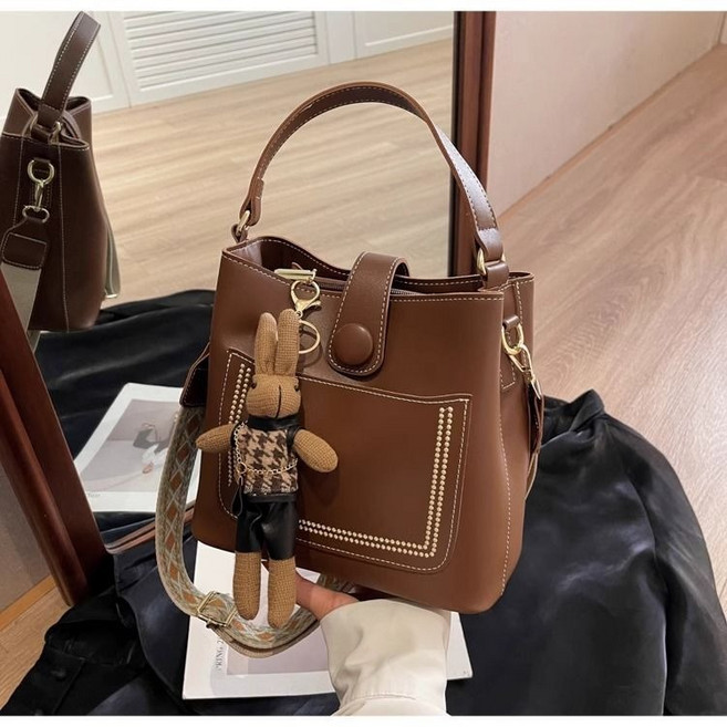 트렌드 캐릭터 버킷백 | 와이드 스트랩 출퇴근 가방 FW