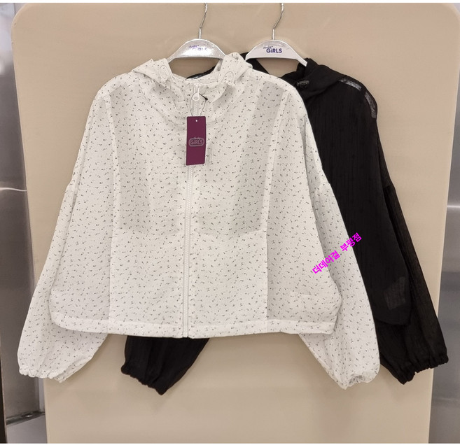 더데이걸 부평점 산뜻한 문양 포인트 넉넉한 루즈핏 디테일로 얇고 가벼워 여름에도 걸치기 좋은 여아 후드 바람막이 자켓