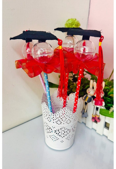 孟之坊婚禮精品舘畢業帽金莎花棒．迷你畢業帽．紅流蘇版．學士帽·畢業禮物．畢業花束．手作畢業帽, 1個, 畢業帽+紅色花裙+金莎, 紅色, 畢業帽+紅色花裙+金莎