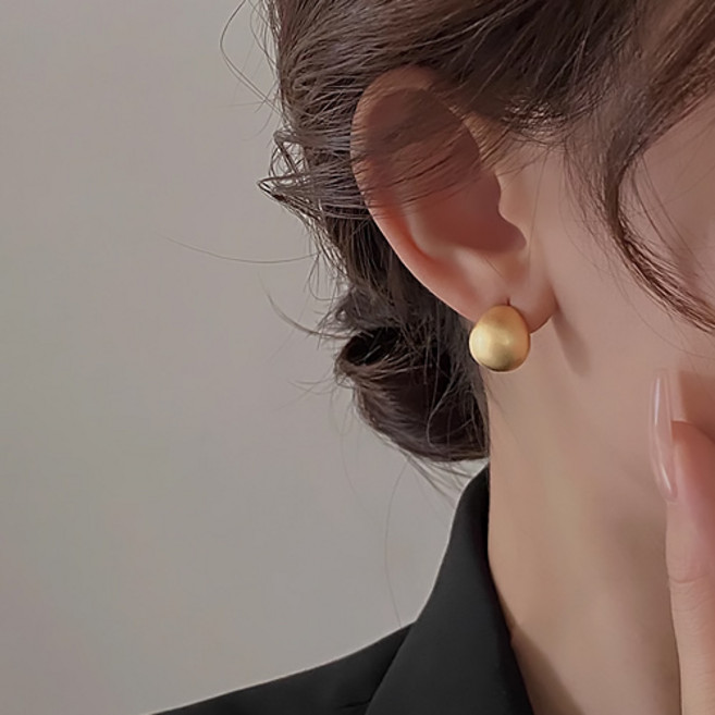 티큐 여성 심플 볼드 볼륨 무광 라운드 귀걸이 A2007