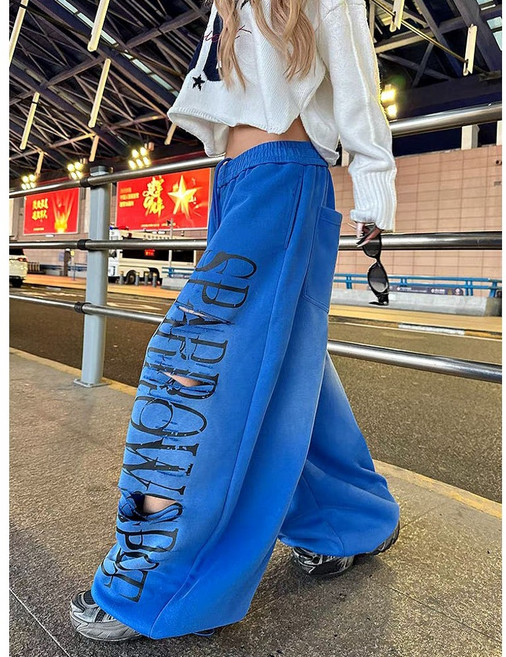 2컬러 블루 레드와인 찢어진바지 스크래치 와이드 츄리닝바지 레터링 트레이닝팬츠 아이돌코디 레드팬츠 와이드 츄리닝바지 블루팬츠 찢어진바지 스크래치팬츠 밴딩 댄스복 방송댄스 줌바