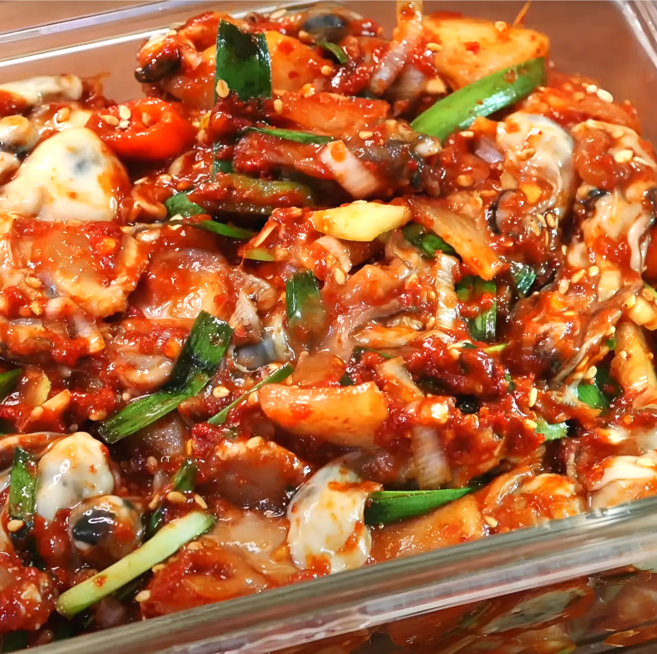 [신선해풍맛] 비법양념범벅 탱글탱글 최상급 통영 굴무침, 2개, 330g