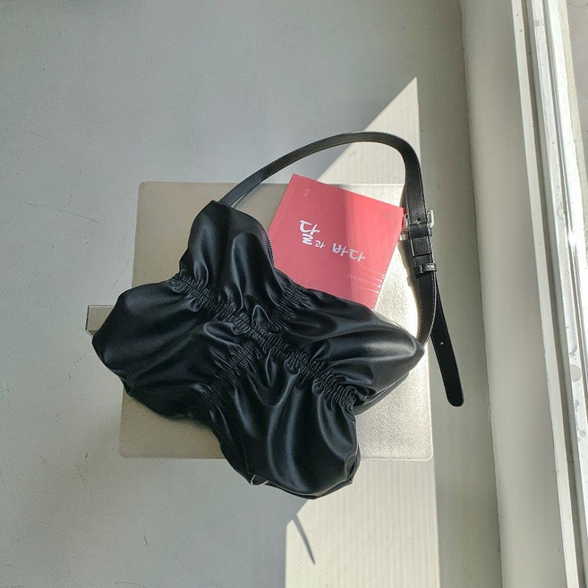 通勤包 單肩包 側揹包 簡約大容量褶皺包 PU軟皮韓系小衆設計雲朵包, 黑色