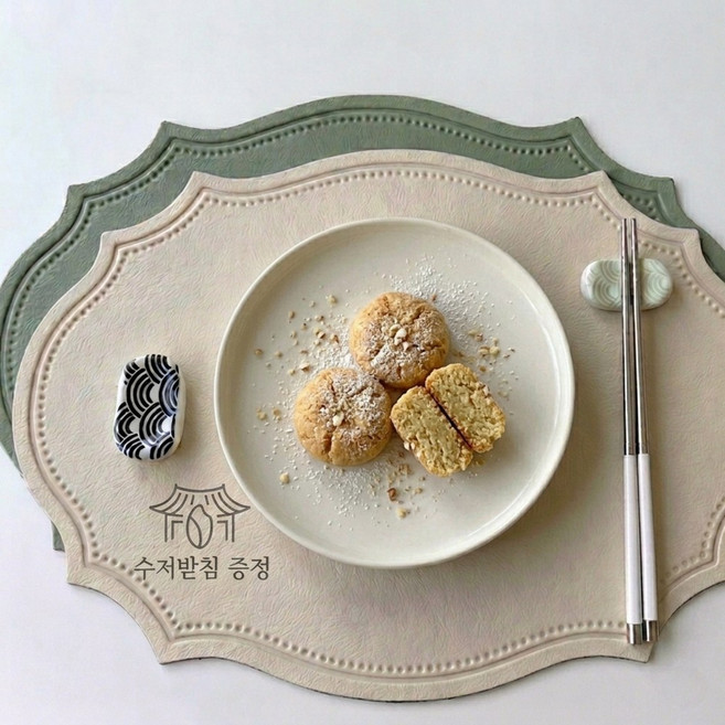 셀러나 아치 가죽 식탁 매트 2인 세트 + 수저받침 증정, 버터 베이지+세이지 가든, 1개, 2인(45 x 35 cm)