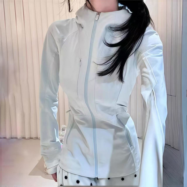 輕盈透氣修身連帽防風外套，女性運動休閒必備，多功能口袋設計，時尚有型