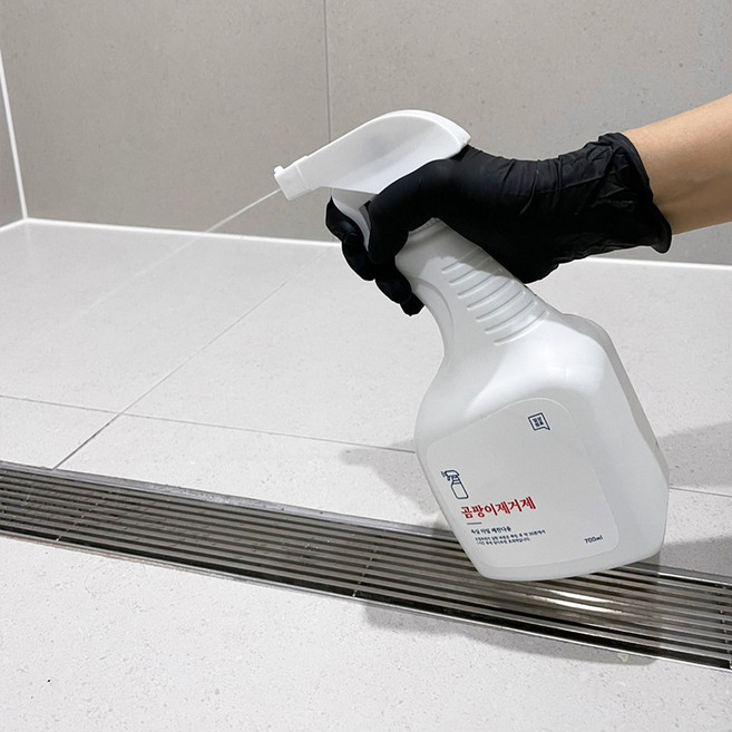 1+1 일상쉼표 뿌리는 곰팡이제거제 욕실 화장실 베란다 청소, 2개, 700ml