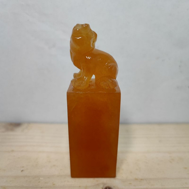 金田黃方解石瑞獸呈祥雕刻印章, 1個