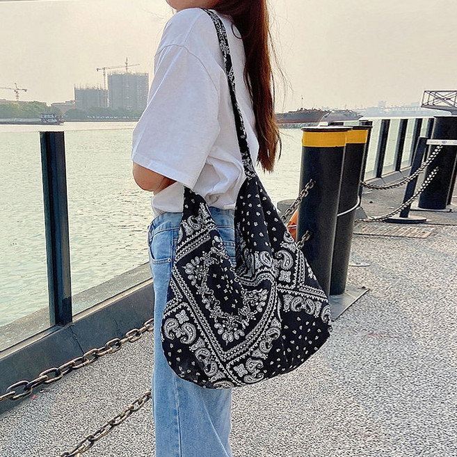 러브앤시티 플루티드 페이즐리 에코백