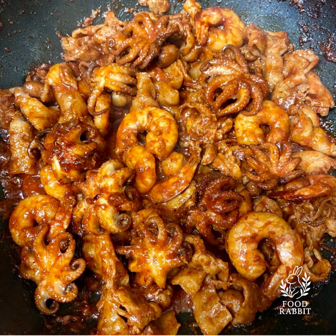 [푸드래빗] 매콤한 불맛 쭈삼새 밀키트-쭈꾸미 삼겹살 새우까지 한번에 즐기는 술안주/밥도둑/캠핑요리/집들이/야식 4인가족용, 2세트, 600g