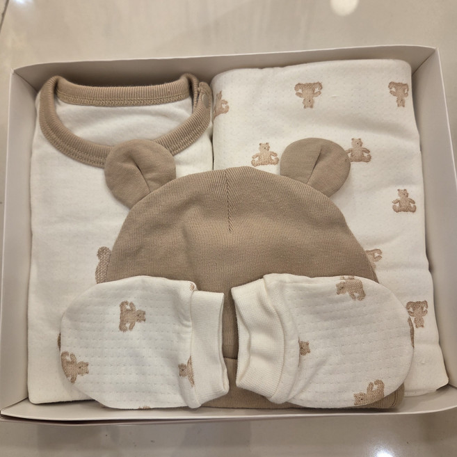 아가방 초특가세일 ~ 가성비짱 대박!!알찬구성 ~슈트+내복바지 +속싸개+손싸개 +비니모자 세트구성 ~~ 신생아 출산선물로도 짱~!!