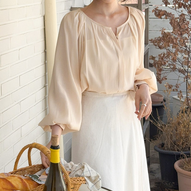 데일리앤 로넷 셔링 라운드넥 벌룬 루즈핏 쉬폰 블라우스 핀턱 주름 봄 하객룩