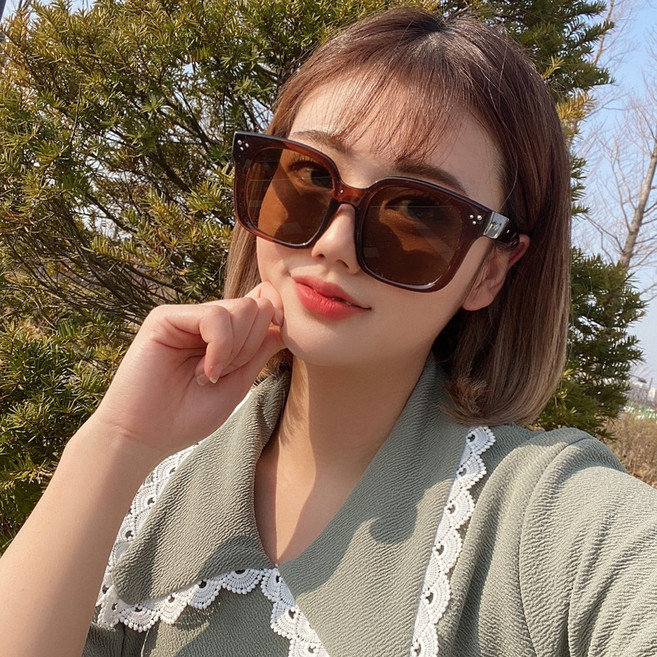 VANANA2 무드 자외선차단 사각뿔테 틴트 브라운 선글라스