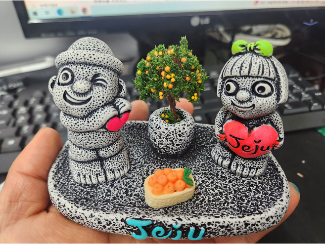 Jeju(제주) 돌하르방 할망(Love) 감귤나무 받침 장식인형(12.5cm x 7cm)