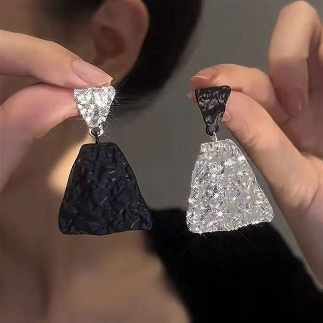 은침 특이한귀걸이 연예인귀걸이 화려왕귀걸이 시크 언발 드롭 귀걸이