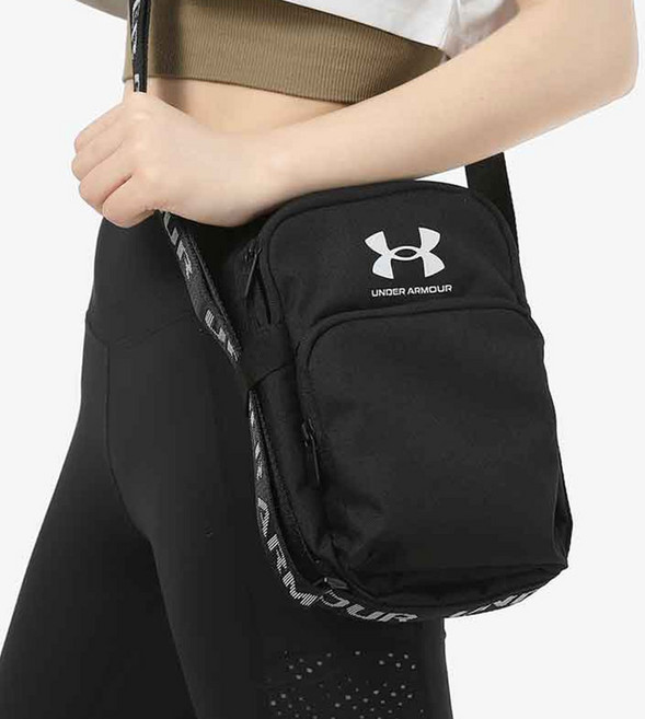 언더아머 크로스백 캐주얼 크로스바디백 미니가방 데일리 보조가방 소형 메신저백 힙색 간편한 수납공간 핸드폰가방 웨이스트백