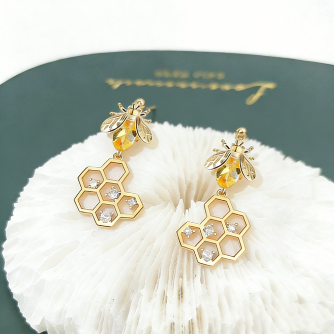 [재고소진 임박 특가] 고품격 꿀벌 허니콤 큐빅 귀걸이 여성 데일리 피어싱 선물용