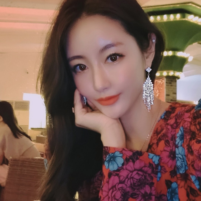 현블러썸 필립스큐빅귀걸이 크리스탈 화려한 가벼운 경량 롱 드롭 파티 유광 볼드 샹들리에 웨딩 프로필