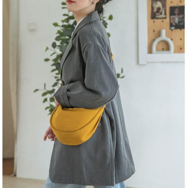 아니모 데일리 미니 반달 크로스백