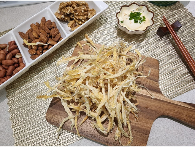 [웅이네] 황태실채 속살채 뼈없는황태채 1kg 500g 300g 무침 안주 먹태 반찬 바삭이, 1개