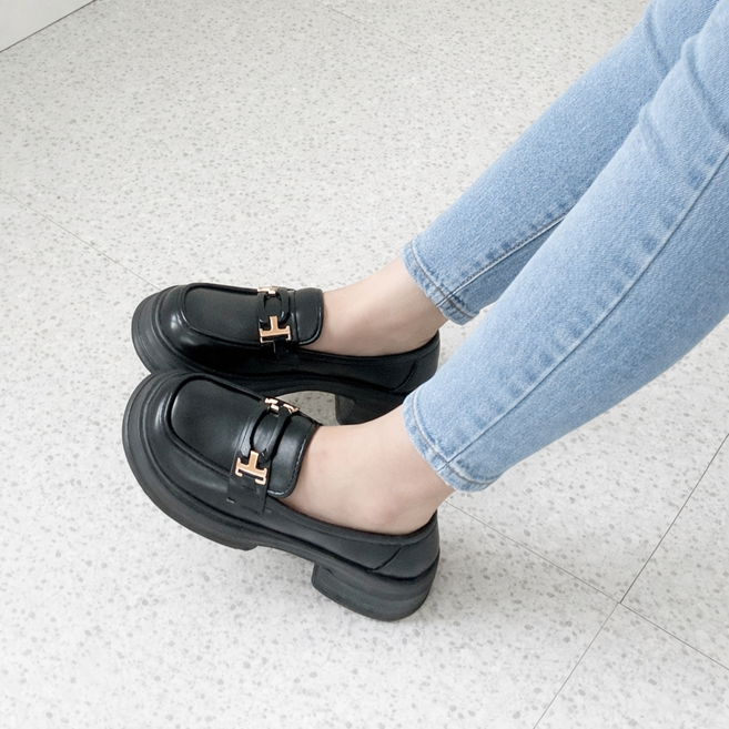 러블리디 클라라 포인트 장식 청키 키높이 4cm 로퍼