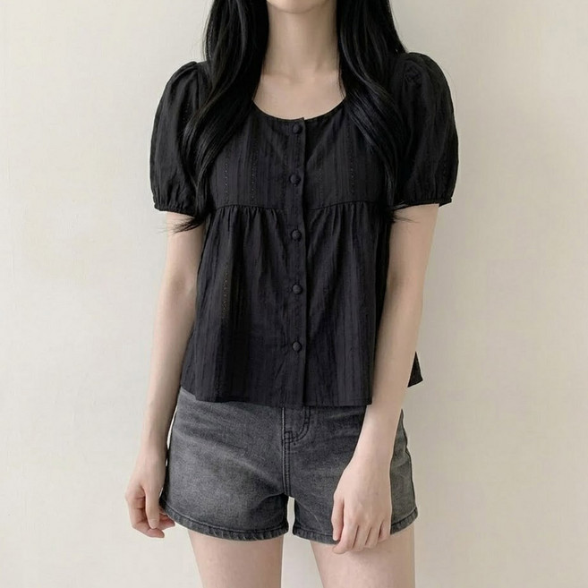 쪼꼬마미 슈가 퍼프 펀칭 크롭 셔링 블라우스 2color