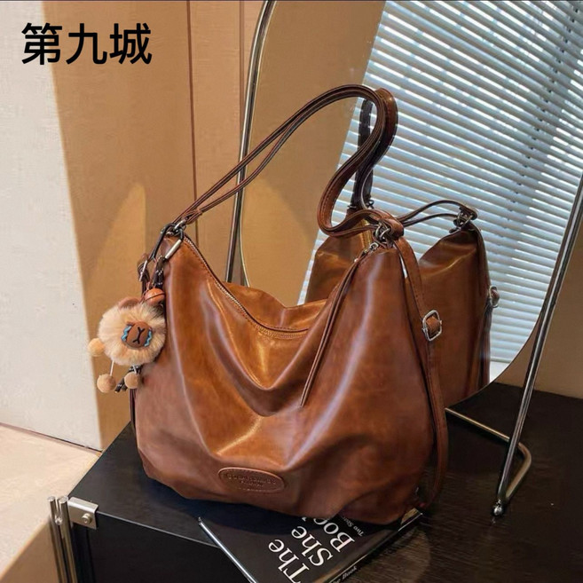 第九城時尚復古大容量單肩包女上班通勤學生上課休閒斜挎包, 1個, 棕色帶卡皮巴拉掛件
