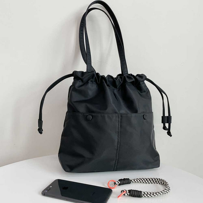 다람앤토리 나일론 가벼운 생활방수 블랙 여성 쇼퍼백 무지 에코백(장식 스트랩 포함)