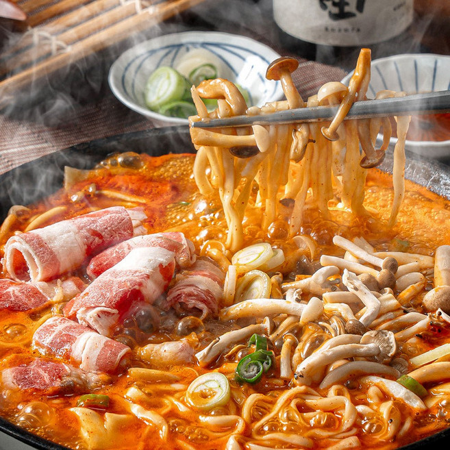 백년밥상 얼큰 우삼겹 버섯 칼국수 밀키트, 855g, 1개