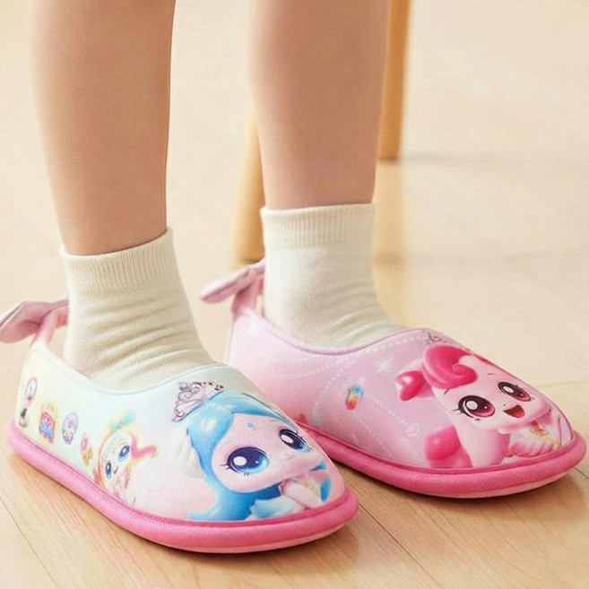 가볍고 편안한 착화감에 귀여운 케릭터 디자인이 더한 티니핑 미끄럼방지 덧신