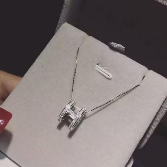 헬렌 큐빅 H이니셜 실버 큐빅 목걸이