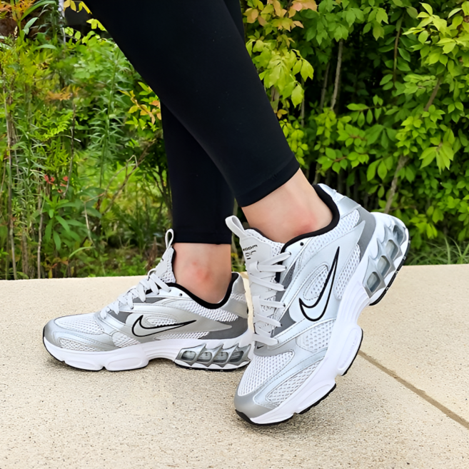 나이키 줌 에어파이어 실버 운동화 여성 러닝화 [국내매장]