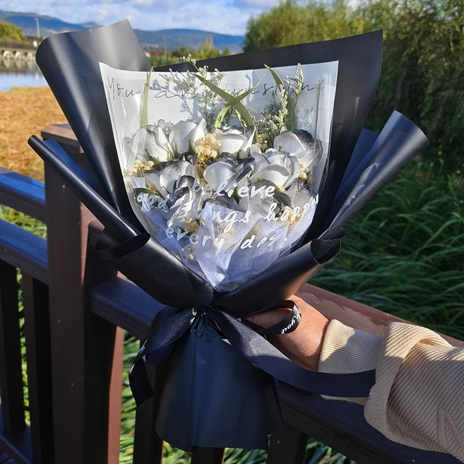 香皂花束 仿真玫瑰 永生滿天星 送閨蜜生日拍照禮物, 1個, 落日晚風-黑騎士創意花束