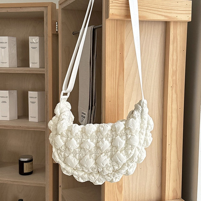 立體雲朵感泡泡半月側背包 雲朵包 單肩包 腋下包 女包 斜背包 雲朵背心袋 韓版泡泡雲朵包 肩背