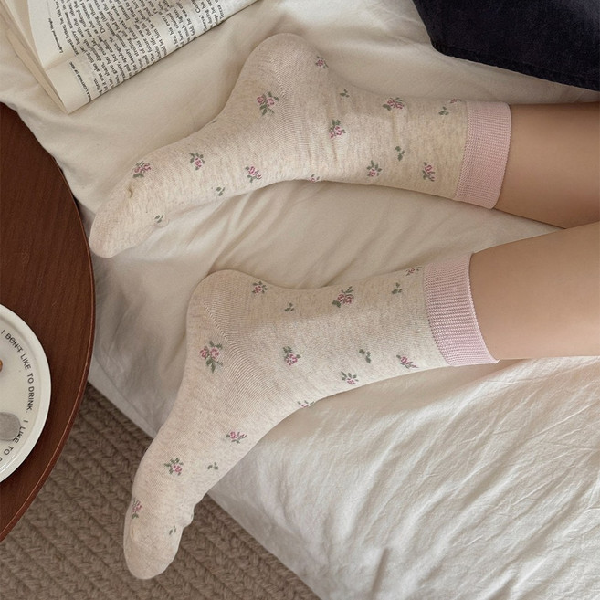 Strawberry Party 여성 러블리 플라워 패턴 중목양말 무봉제 고탄력 통기성 데일리 패션 양말 4켤레 세트 23-25cm