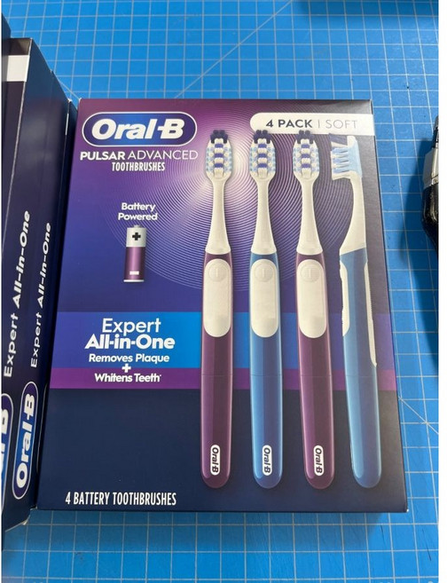 Oral B 3D 화이트 럭스 4 카운트1팩 펄사 배터리 구동 칫솔, 4 Count (Pack of 1)