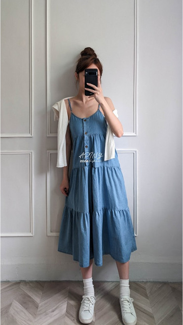 氣質女神細肩帶排釦牛仔蛋糕洋裝 吊帶裙，展現迷人鎖骨線條與復古時尚感, 藍