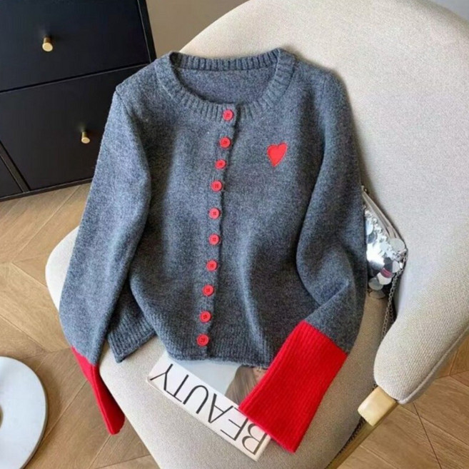 (대박난) 날씬해보이는 핏 예쁜 여성 라운드넥 하트 배색 니트 가디건 봄 보송 단추 회색 슬림핏 귀여운 레드 블루 자수 크롭 캐주얼 코디 숏 스웨터 부드러운 패션 니트티