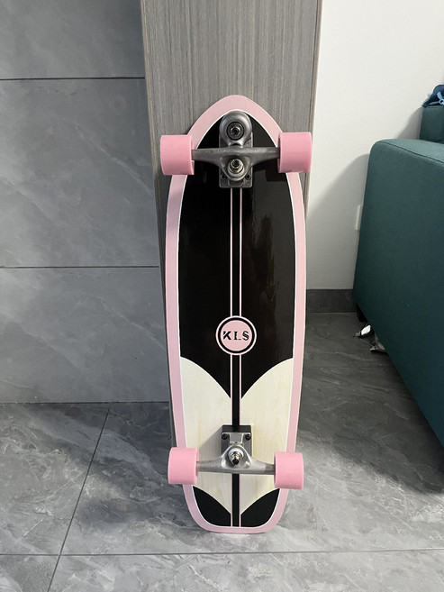 專業免蹬陸地衝浪板滑板，刷街練習板，初學者專業板，全新低價出售, 如圖所示, 1個