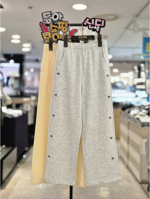 신디키즈 동아쇼핑점 여아"꾸안꾸 @2025년~~가을신상@큐티한스타일 편한스타일 데일리룩"백메쉬 리본 와이드 팬츠@백메쉬 후드 조끼랑 구매해서 코디함 멋쟁이 셋업@여아 트레이닝팬츠@