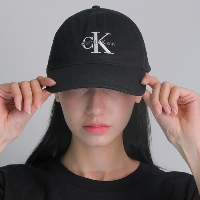 CK 캘빈클라인 남녀공용 시그니처 모노그램 자수 로고 볼캡 모자