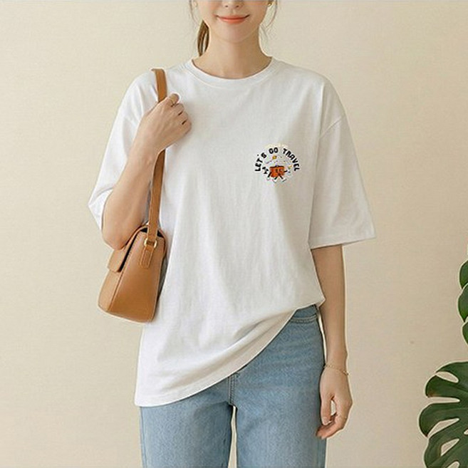 1장 (2장세트 장당7450) 스타일아유 여성 여름 오버핏 반팔 티셔츠 레츠고트래블 여행가방 캐릭터 자수 프린트 루즈핏 롱박스티 TS3930