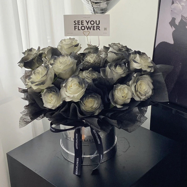 生日禮物花束閨蜜仿真抱抱送女友感玫瑰情人節高級香皂花桶永生花, 守護愛情 黑騎士抱抱桶 11朵 贈送禮袋 燈串 銀色氣球 1個