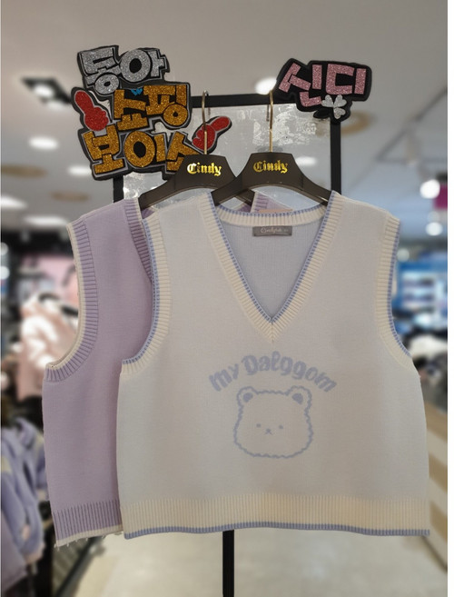 신디키즈 동아쇼핑점 여아@2024년~~봄신상@ 예쁨뿜뿜 귀염뽀짝@꾸안꾸 데일리 스타일 코디하기 좋은 라인 자카드 니트 조끼 브이넥 베스트##초등 여아 등교룩 조끼 티셔츠##