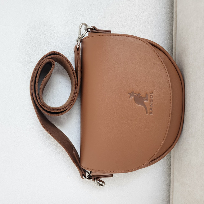 백화점정품 캉골 여성용 루나 하프문 크로스백 카멜색상 튼튼한 소재 숄더백 여자가방 미니백 데일리백 선물용가방 메신저백