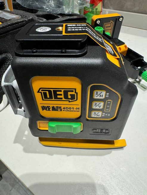 4D01 H 12線 水平儀 雙色機 自動安平 12V大電池 2500mAh 全身包膠, 1個